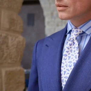 Features of a High Quality Bespoke Shirt showcased through a perfectly tailored custom dress shirt with premium fabric, precise stitching, elegant collar design, and exceptional craftsmanship.