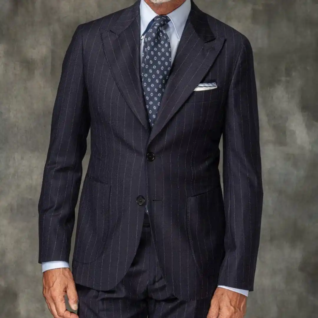 Guide to Choosing the Perfect Suit Tailor featuring a professionally tailored bespoke suit with premium craftsmanship and precise fitting.