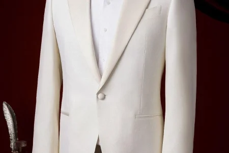Choose the Perfect Wedding Suit for Men with a custom-tailored ivory wedding suit featuring a modern fit, premium fabric, and elegant craftsmanship for grooms in Dubai.