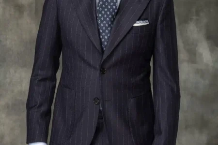 Guide to Choosing the Perfect Suit Tailor featuring a professionally tailored bespoke suit with premium craftsmanship and precise fitting.